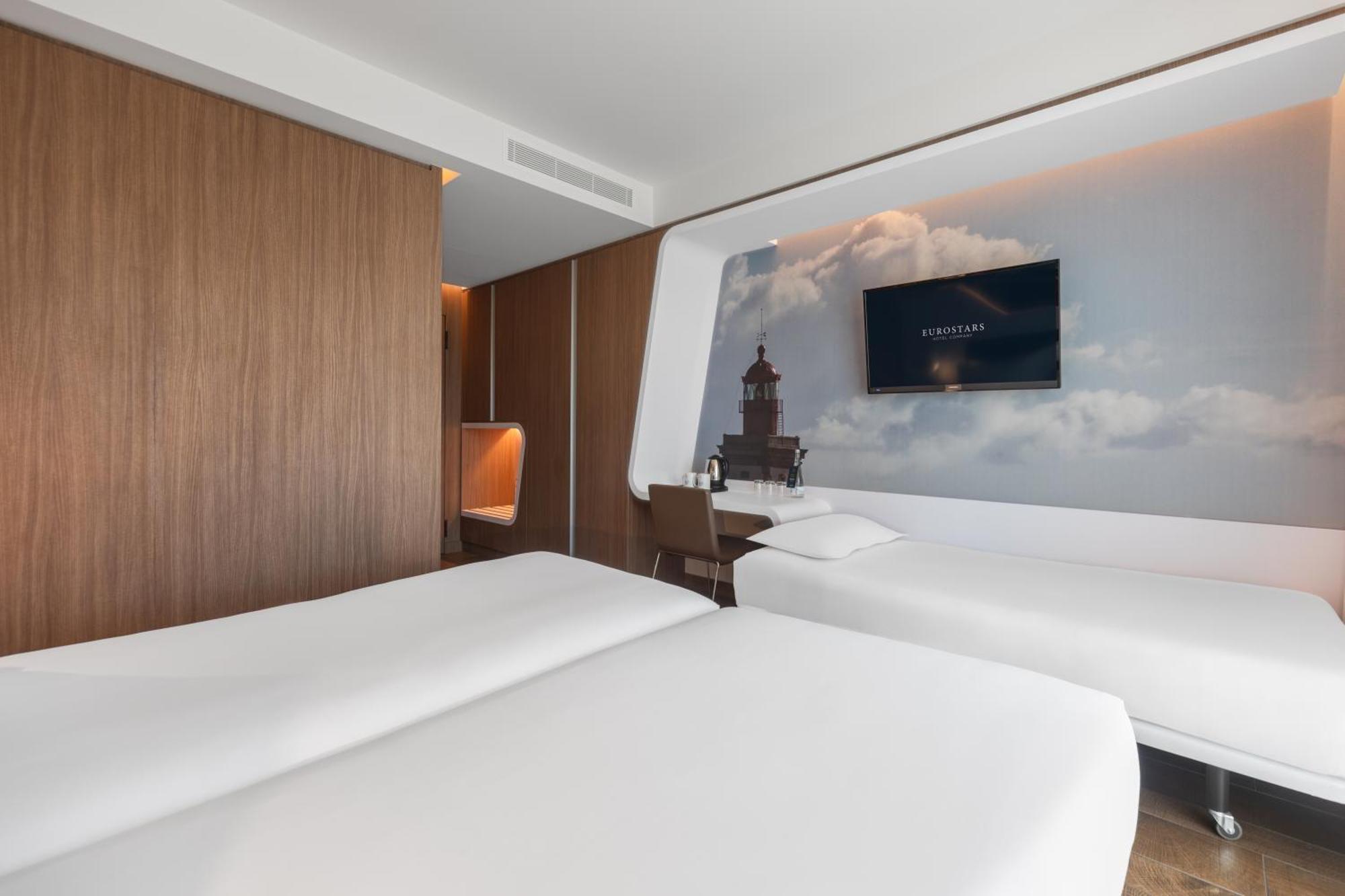 Chambre Triple Standard avec Balcon et Vue sur la Mer